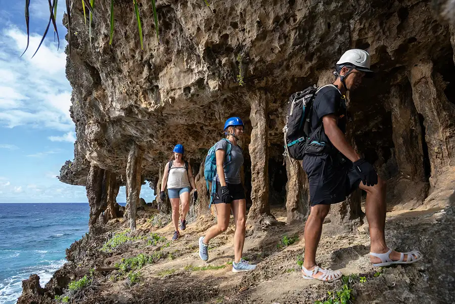 Rurutu-exploration-grotte